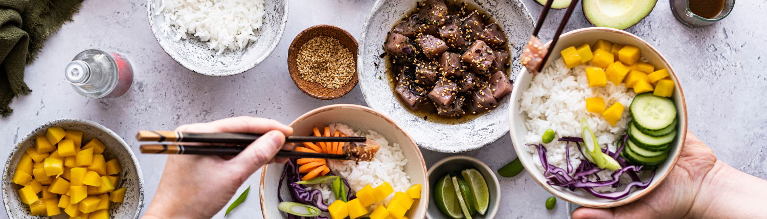 Bols repas colorés et équilibrés vus de dessus, alimentation consciente