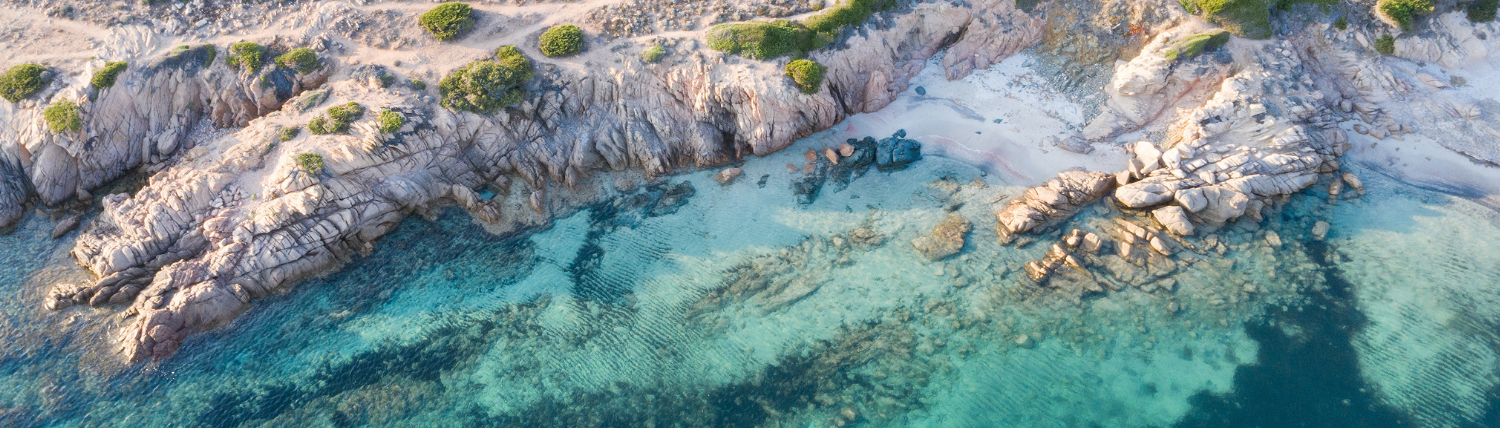 Vue aérienne du littoral corse, rochers et eaux turquoise, art de vivre insulaire