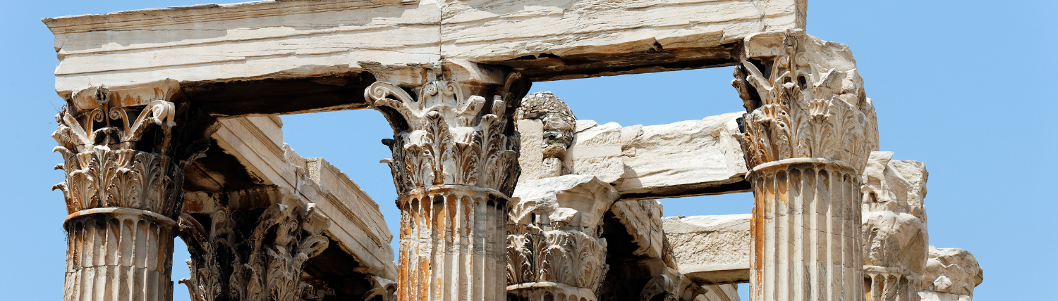 Colonnes corinthiennes d’un temple grec antique sous un ciel bleu, sagesse stoïcienne