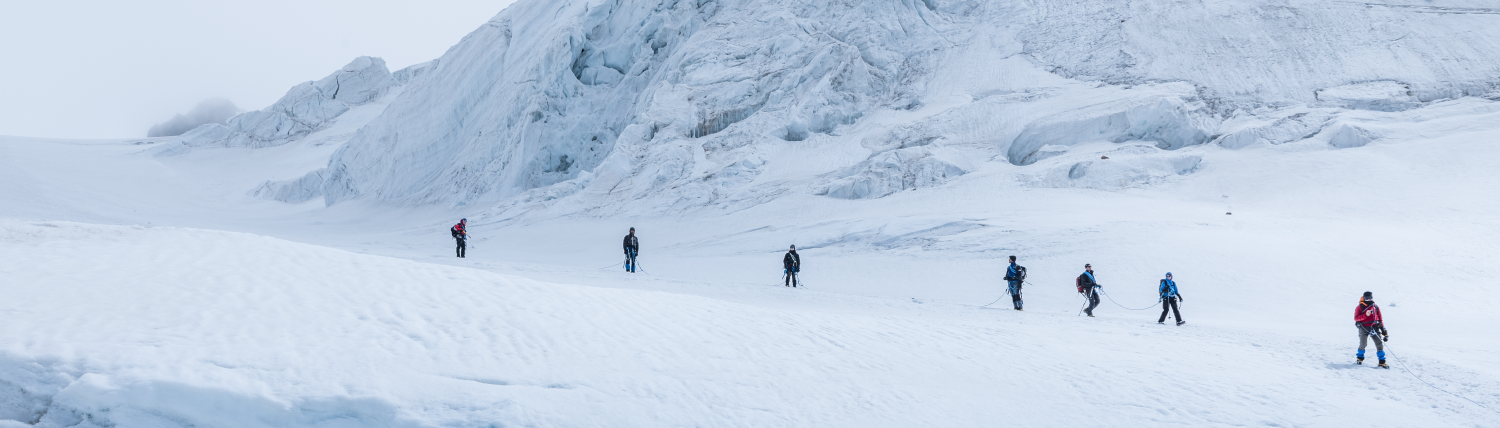 Cordée d’alpinistes sur un glacier enneigé, dépassement de soi entre corps et esprit