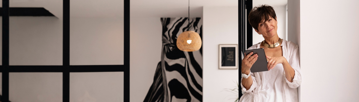 Femme élégante en blanc dans un intérieur design, le luxe de prendre soin de soi