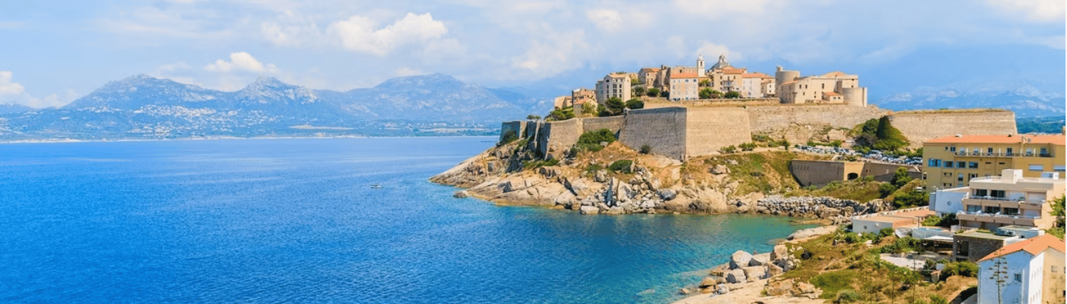 Citadelle de Calvi surplombant la mer turquoise, côte de Haute-Corse